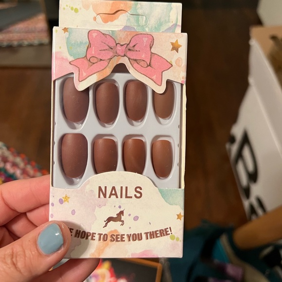 24 Piece Short Oval Fake Nails 💅 - Picture 5 of 6